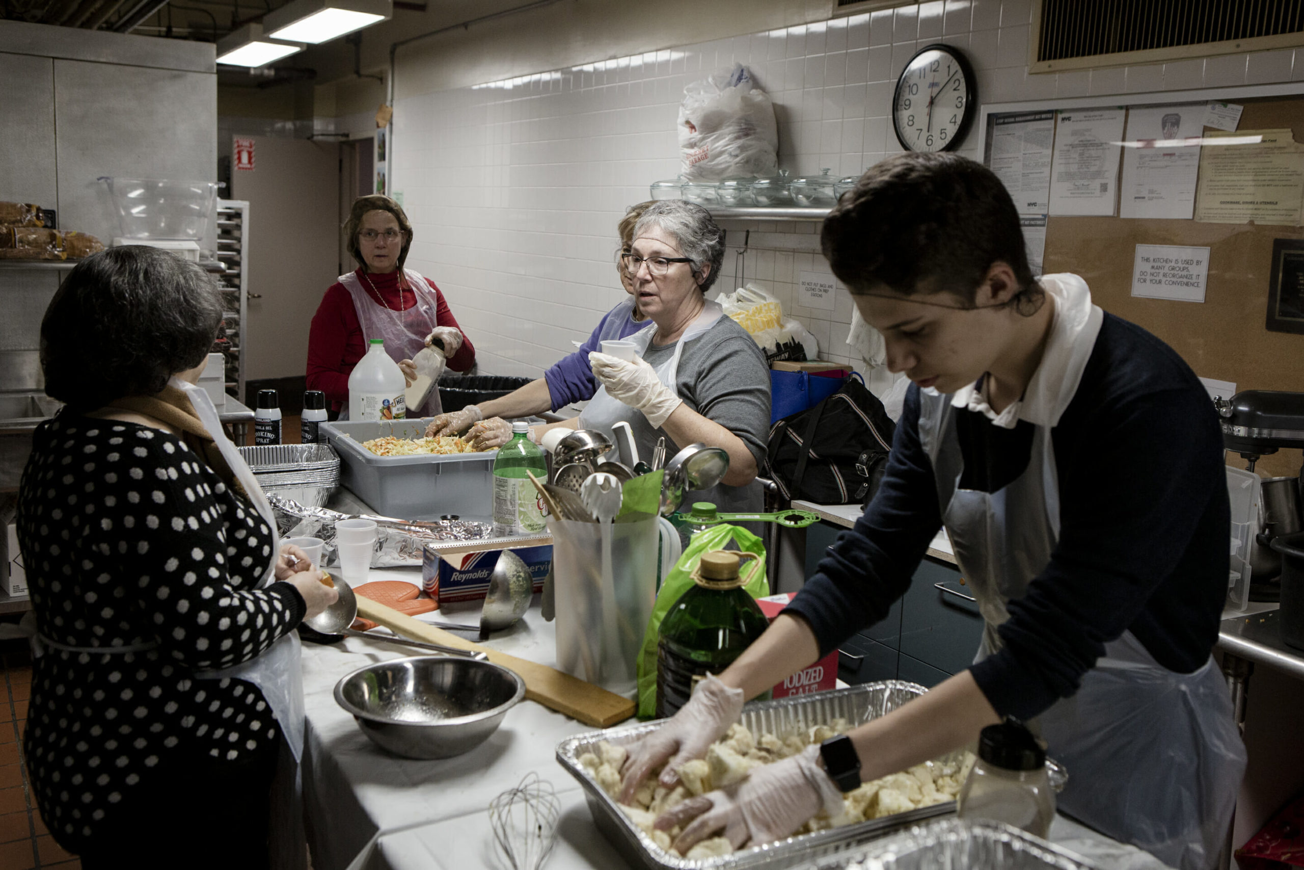 b'nai jeshurun members prepping food