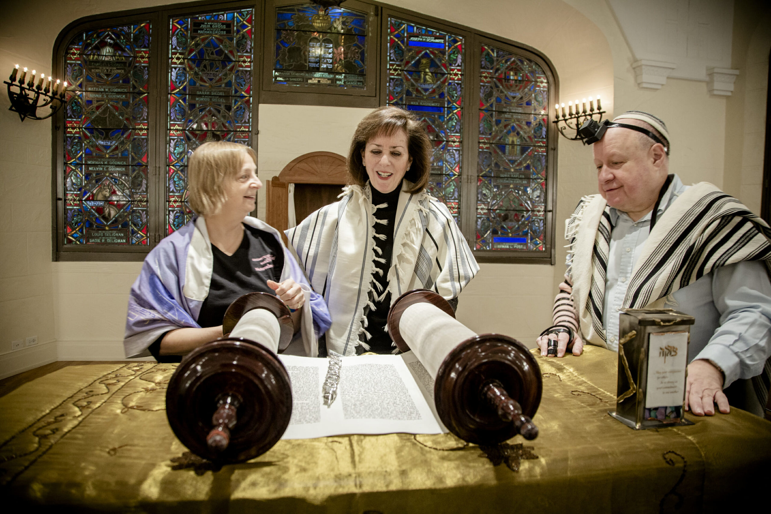 rabbi reading from torah